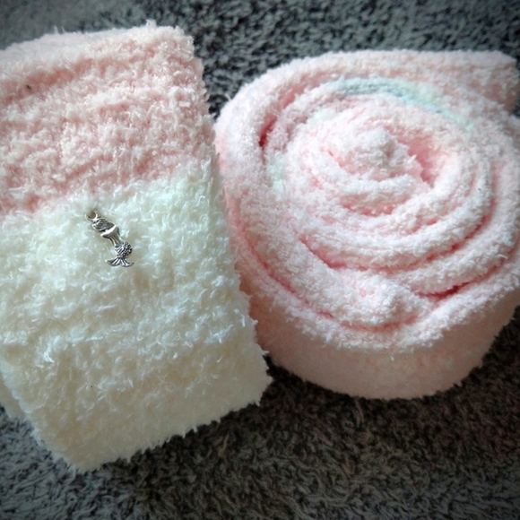 đNWTđ 2 PK PLUSH WINTER THIGH HIGH CLOUD SOCKS - Picture 6 of 7